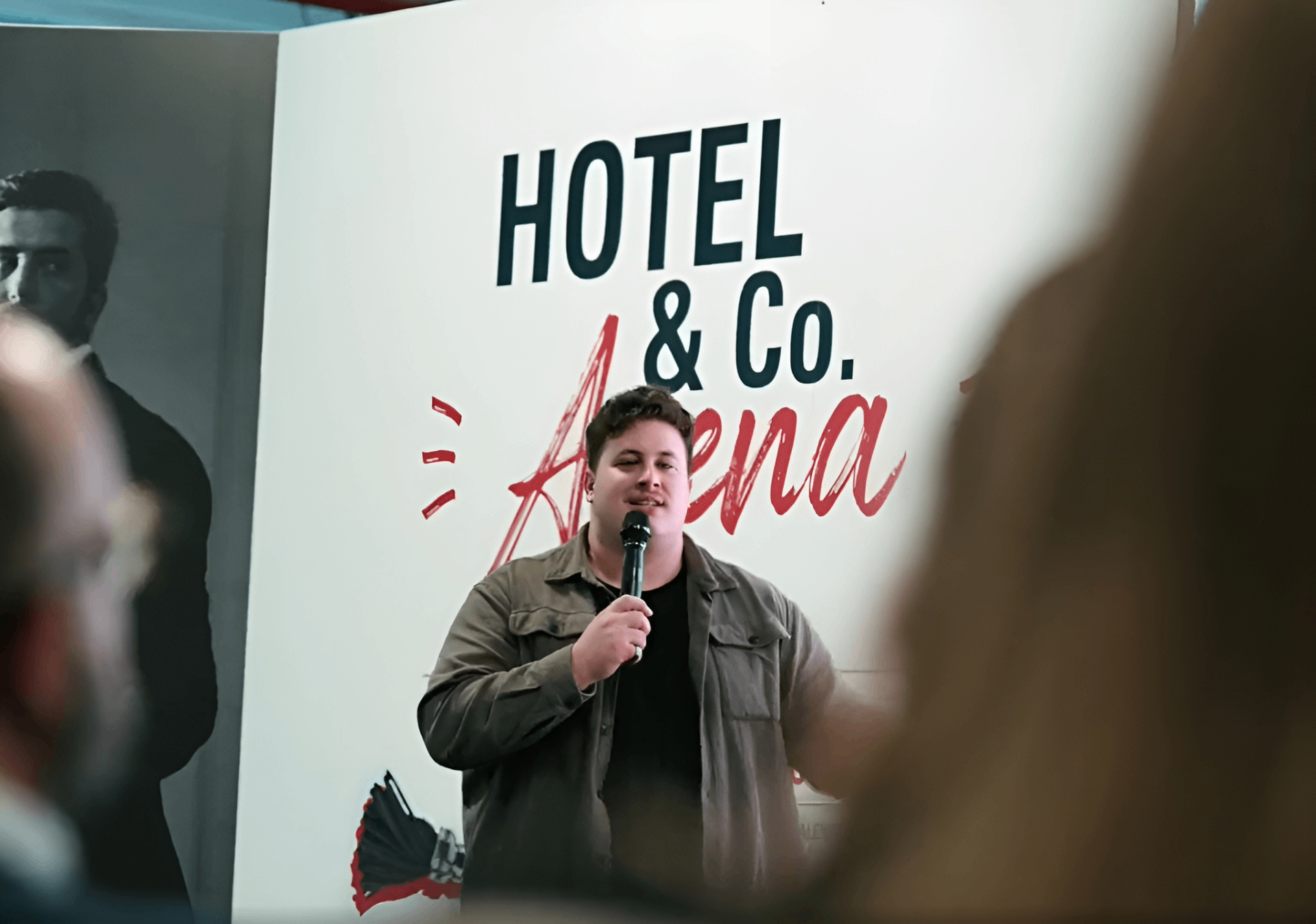 Riccardo Celotto sul palco di Hotel & Co. Arena durante un intervento sull'AI generativa