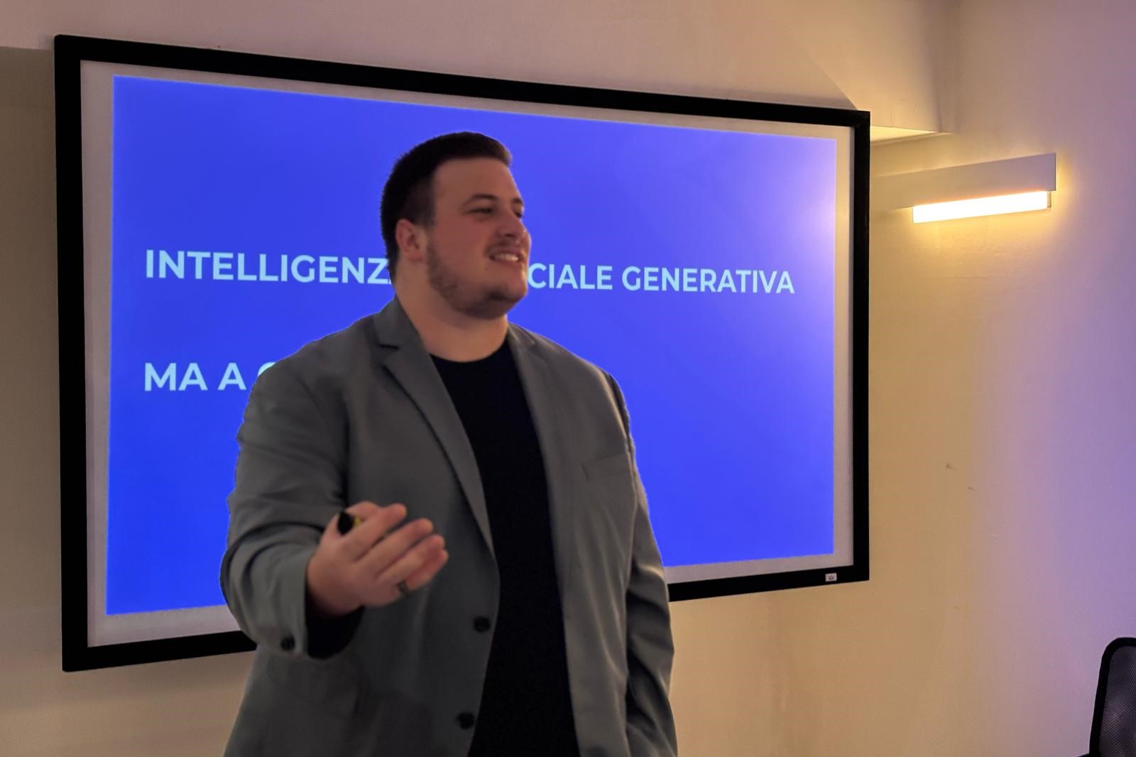 Riccardo Celotto sul palco durante un keynote sull'intelligenza artificiale generativa