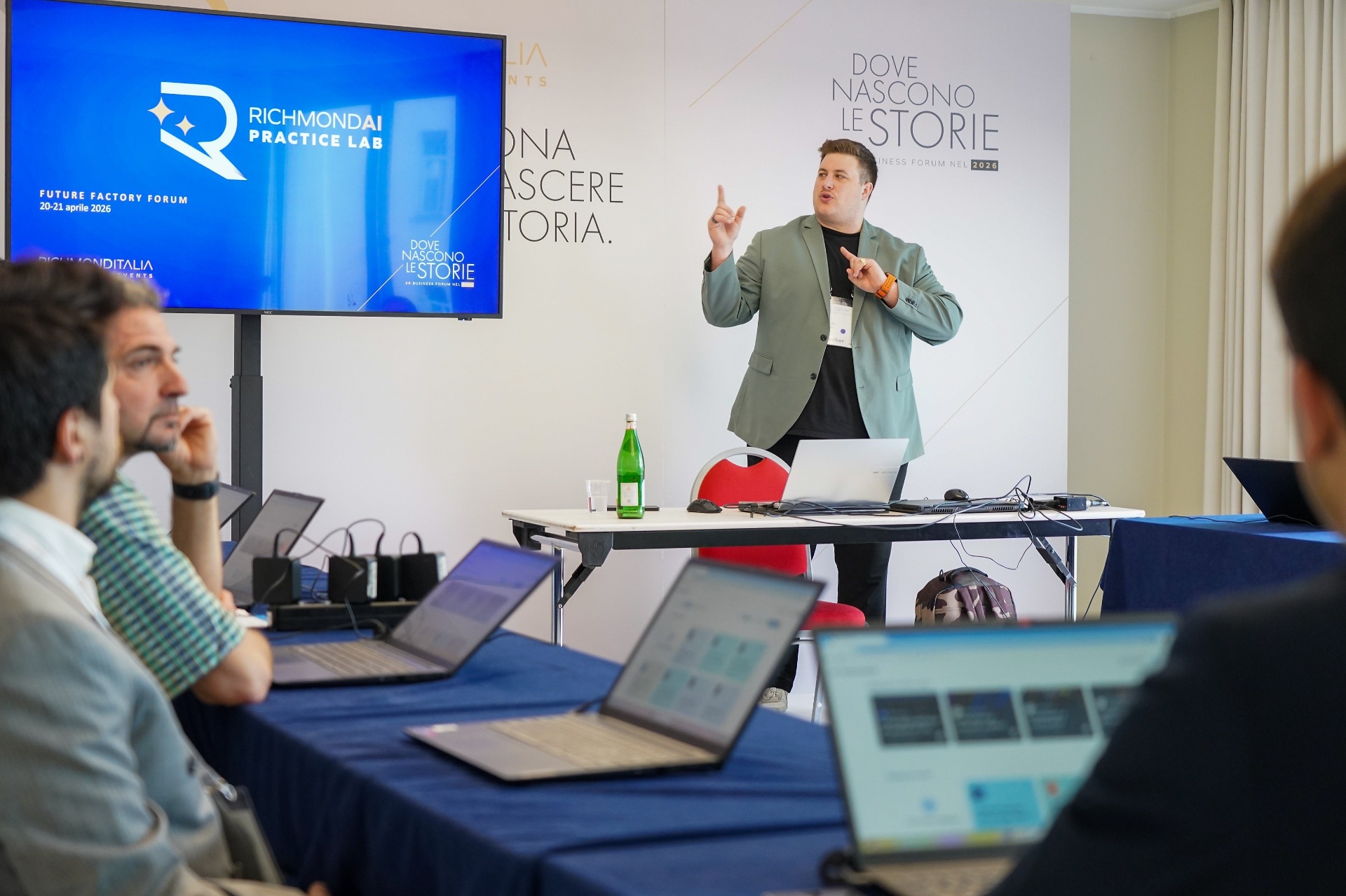 Riccardo Celotto durante un workshop di formazione AI al Richmond AI Practice Lab